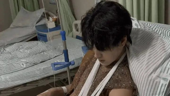 景区NPC掰手腕受伤维权，涉事方推诿后仅获两万元赔偿，用工乱象亟待规范