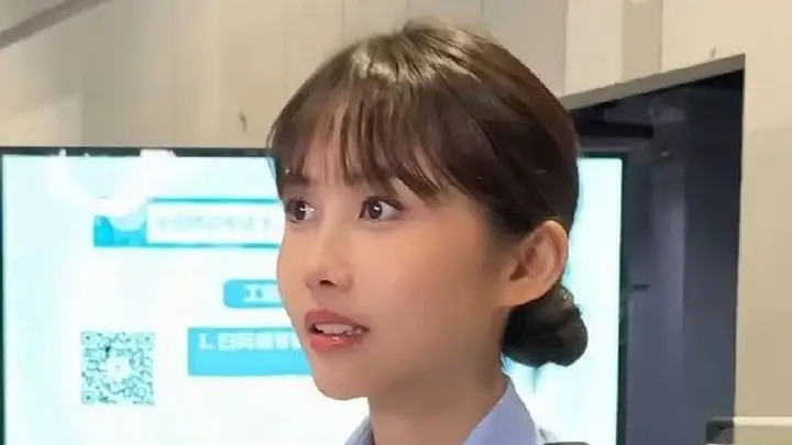 上海女警执勤抓拍意外走红 英气港风撞脸邱淑贞引网友热议