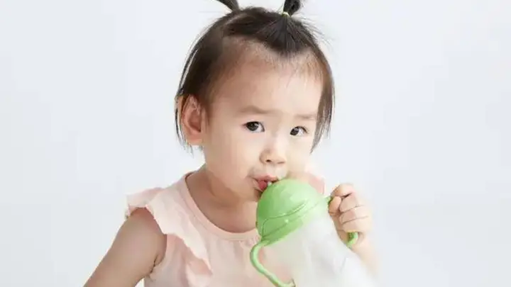 辅食代替一顿奶？1岁前奶仍是主食，别本末倒置！