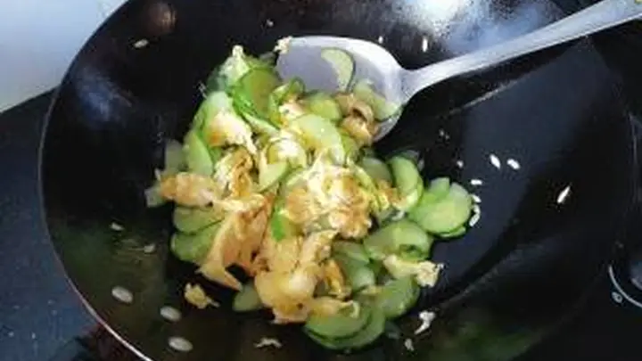 三伏天必吃黄瓜炒蛋 记准腌炒顺序 鸡蛋嫩爽黄瓜脆爽不出水