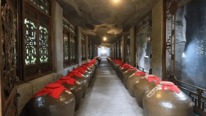 酱酒偏爱不透明瓶身的核心原因：避光锁味+规避视觉误会