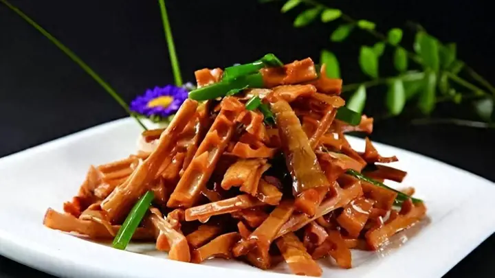 春笋正当季 油焖入味不腻口 连吃米饭都要加量的时令好菜