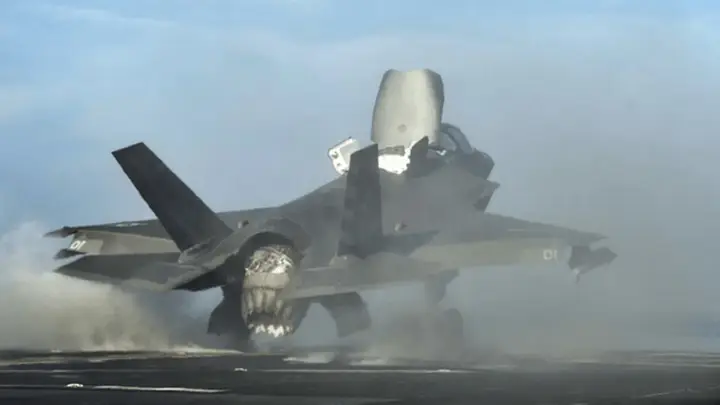 又双叒摔了！美军F-35B在加州坠毁，飞行员弹射逃生