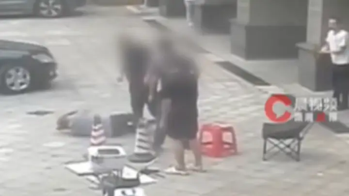 长沙店主因劝离占道奔驰被打骨折，警方对两名涉案男子依法刑事拘留