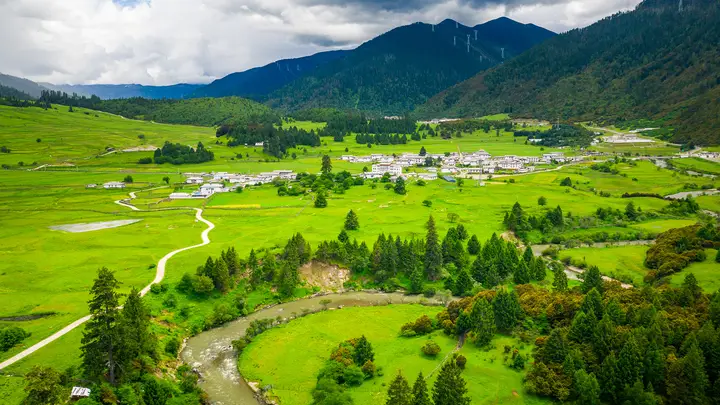 用几日时间远离日常居所,去往乡野海滨慢慢停留,不设固定行程,随心境欣赏沿途偶遇的各类风景