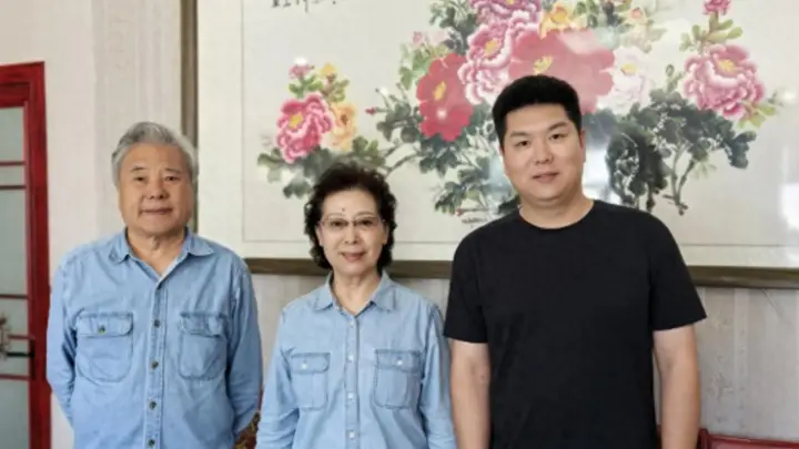 她是著名歌唱家,与著名大导演离婚,带儿子嫁高官,如今定居北京