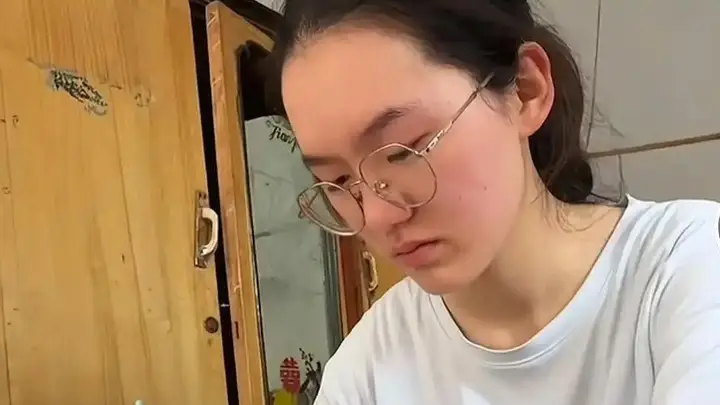 高考699分女孩报清华却被网暴,到底是谁在替她“不配”?