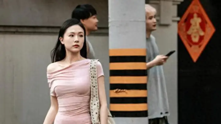 被上海街拍惊艳到!满大街都是“上窄下宽”的打扮,洋气显瘦极了