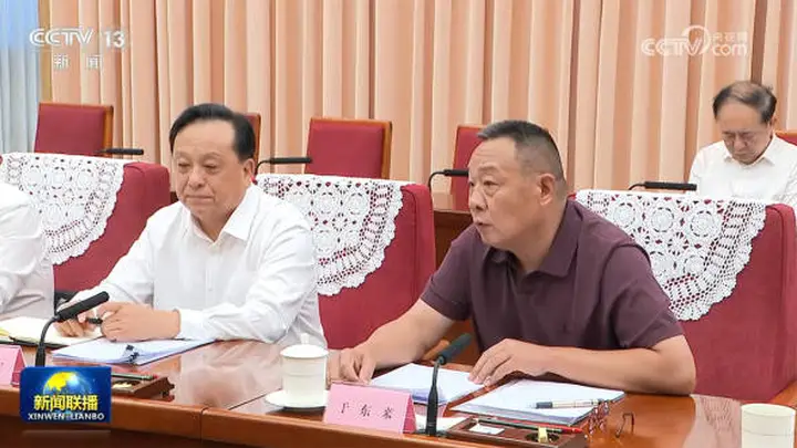 于东来等8人，参加总理座谈会