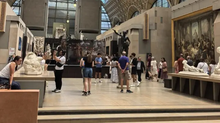 巴黎多处景点因高温缩短开放时间!有中国游客称因此改变行程