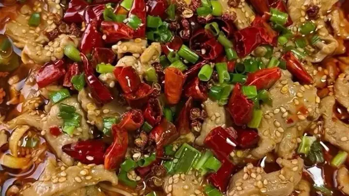 原创经典水煮肉片不用去饭店，掌握底料调配法，肉片鲜嫩香辣够过瘾