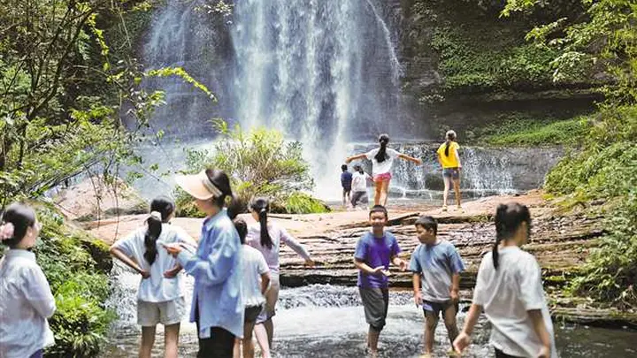 清凉山水带活“避暑经济”