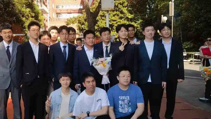 武汉同班三兄弟高考分数优异全部考上飞行学院