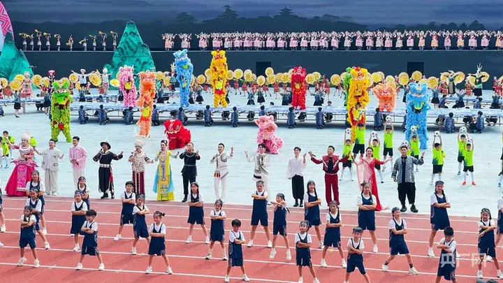 黔东南州成立70周年文艺演出启幕 多元形式绘就苗乡侗寨发展新貌