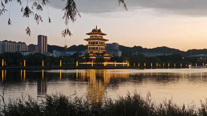 铜城夏夜:烟火气里邂逅清凉与精彩