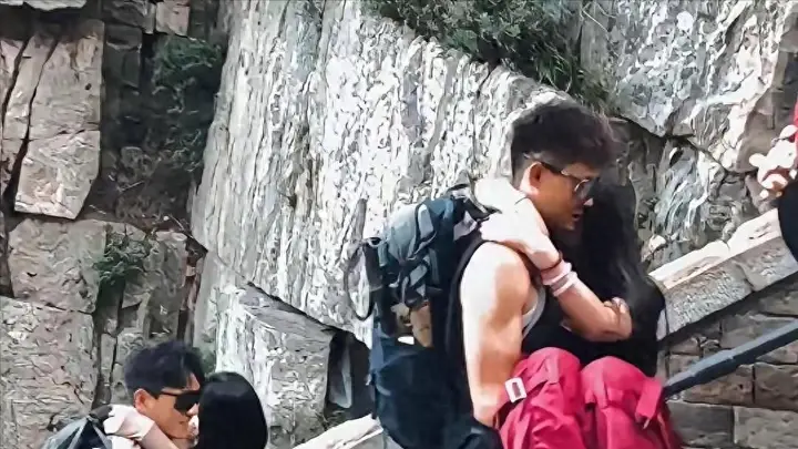 泰山陪爬乱象：牵手公主抱明码标价，行业畸形发展凸显监管缺失