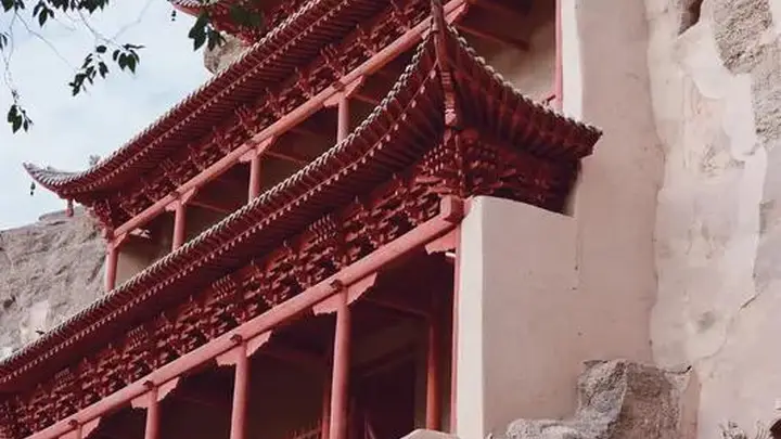 距兰州一千零九十七公里的敦煌，虽偏居戈壁却名扬世界，还成了沙漠里的文化明珠