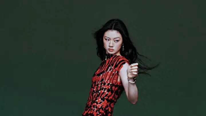 单依纯|双套 CHANEL 2026 秋冬成衣,裙摆飞扬演绎凌厉优雅舞台美学