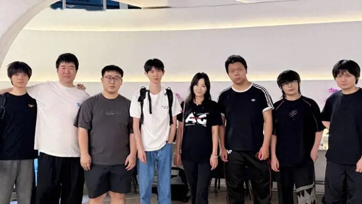 AG出征EWC盛典亮点拉满：一诺潮流造型吸睛，菲姐核心督战冲5000万大奖