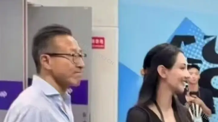AUBL赛事旧照遭造谣 蔡崇信搭档主持人出面澄清恋情传言