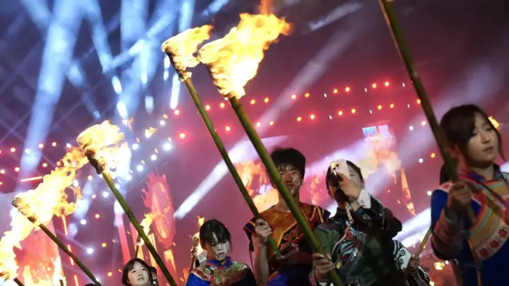 毕节威宁火把节燃爆夏夜18℃ 万人乌蒙狂欢点亮各族心手相连盛典