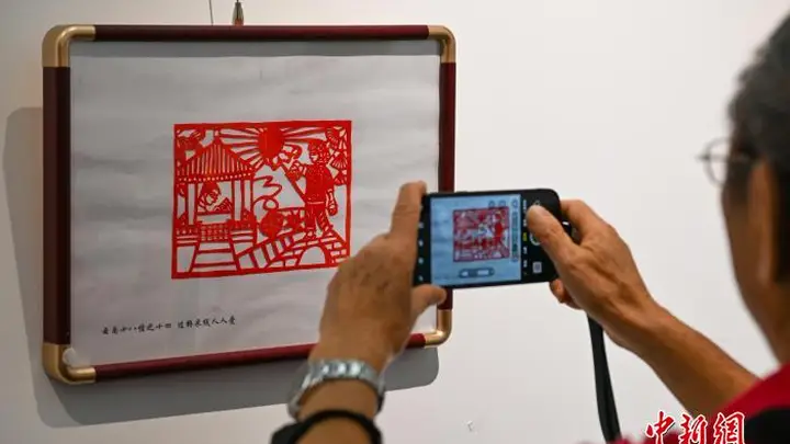 百岁非遗传承人张月仙剪纸回顾展启幕 百件佳作尽显云南风情获观众热捧