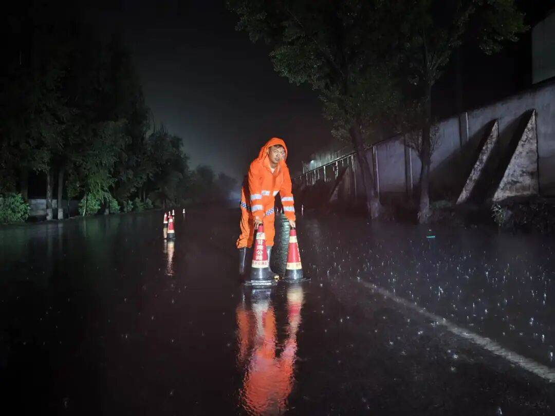 【雨汛夜巡】一夜山雨，半程新路