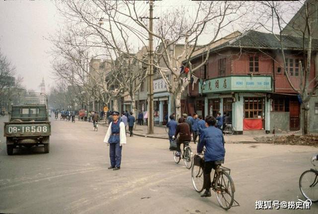 老照片：1978年的上海，烟火气浓重物资相对匮乏，精神面貌昂扬的过渡期