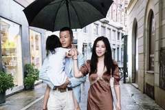 朱珠一家意大利度假,她穿蕾丝裙配人字拖很松弛,王昀佳抱娃超帅