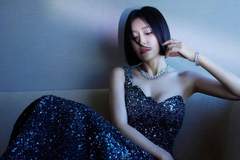 46岁秦岚晒出盛夏最新美照,演绎成熟御姐风韵,不被定义的美