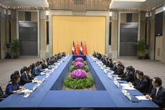 习近平会见柬埔寨首相洪玛奈