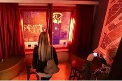 荷兰阿姆斯特丹红灯区，那里的女人并不简单，学历能甩我两条街！