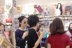 王菲丸子头陪闺蜜三里屯挑时装，56岁穿搭随性肤若凝脂，气质宛如少女！