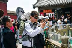 泰山陪爬服务爆争议 公主抱登顶成噱头 消费边界引关注