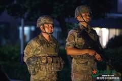 第71集团军“朱德警卫团”深夜执勤出暖人情节：连长替高烧战士站岗获督查组暖心处置