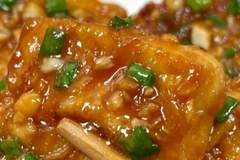 酱汁脆皮豆腐煎外裹焦壳 浇蒜香稠汁实现外脆内嫩的下饭神味