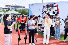 荣耀机器人“兄弟”现身重庆大学,毕业季刮起科技风