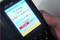 男子买问界M5两年一直闻到车内异味,门店两次检测甲醛超标,厂家赛力斯取样显示合格;重庆市监局回应:当年根本未抽检同批次车辆