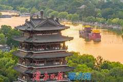暮色熔金,大明湖铺开夏日画卷