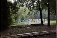 上海一景区矗立48个人形玻璃雕像,游客称有点吓人,景区回应