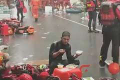 广西贵港“雨水泡饭消防员”找到了:退伍军人 | 网友:这就是我们该追的星
