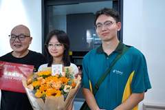 拿到武汉首封大学录取通知书,“淡定学霸姐”现场支招:上课别睡觉,多听听课,多做做作业