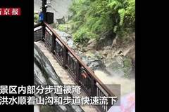 云南虎跳峡景区强降雨致房屋倒塌,山洪沿着步道流下,景区已暂停营业