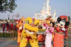 一家迪士尼花掉半月工资，中产家庭的快乐门槛刺痛了多少普通人
