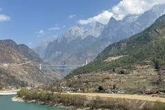 香格里拉虎跳峡景区因落石、滑坡临时闭园，开放时间另行通知