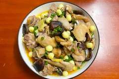 立秋莲子搭配鸡肉这道菜 鲜香软嫩还兼顾全家不同需求