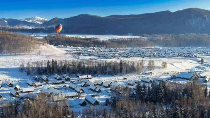 在雪山下喝一碗热奶茶：一位阿勒泰本地人的四季漫游笔记