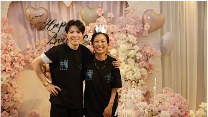 萧敬腾巡演现场为妻子庆生 整面粉色花墙好浪漫