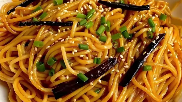 葱香浓郁超入味!教你做比面馆还香的葱油拌面