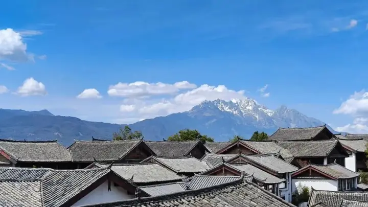 白沙古镇在下 学会如何“闲着” 一杯咖啡敬雪山